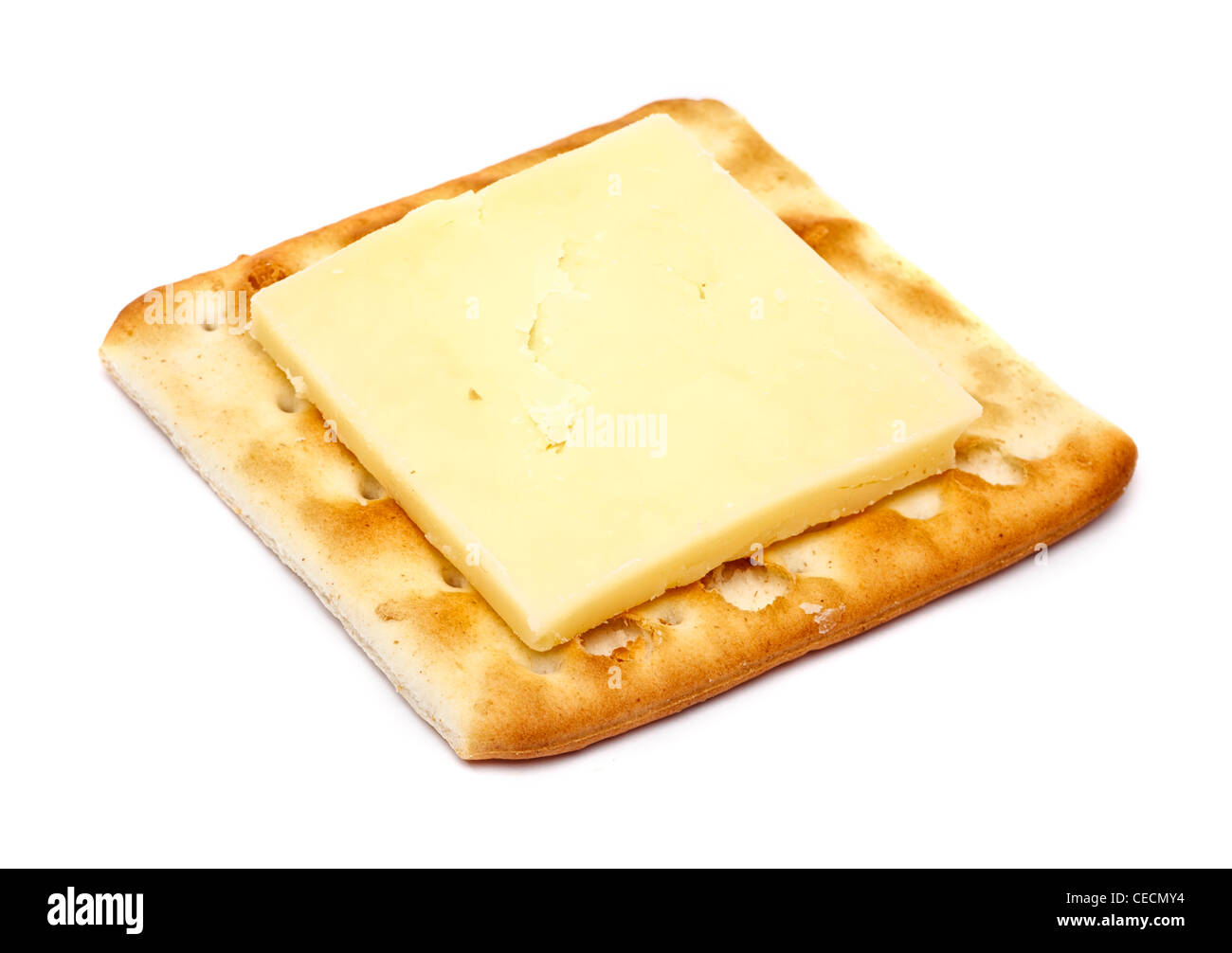 Cheddar-Käse auf einem Cracker - weißer Hintergrund Stockfoto