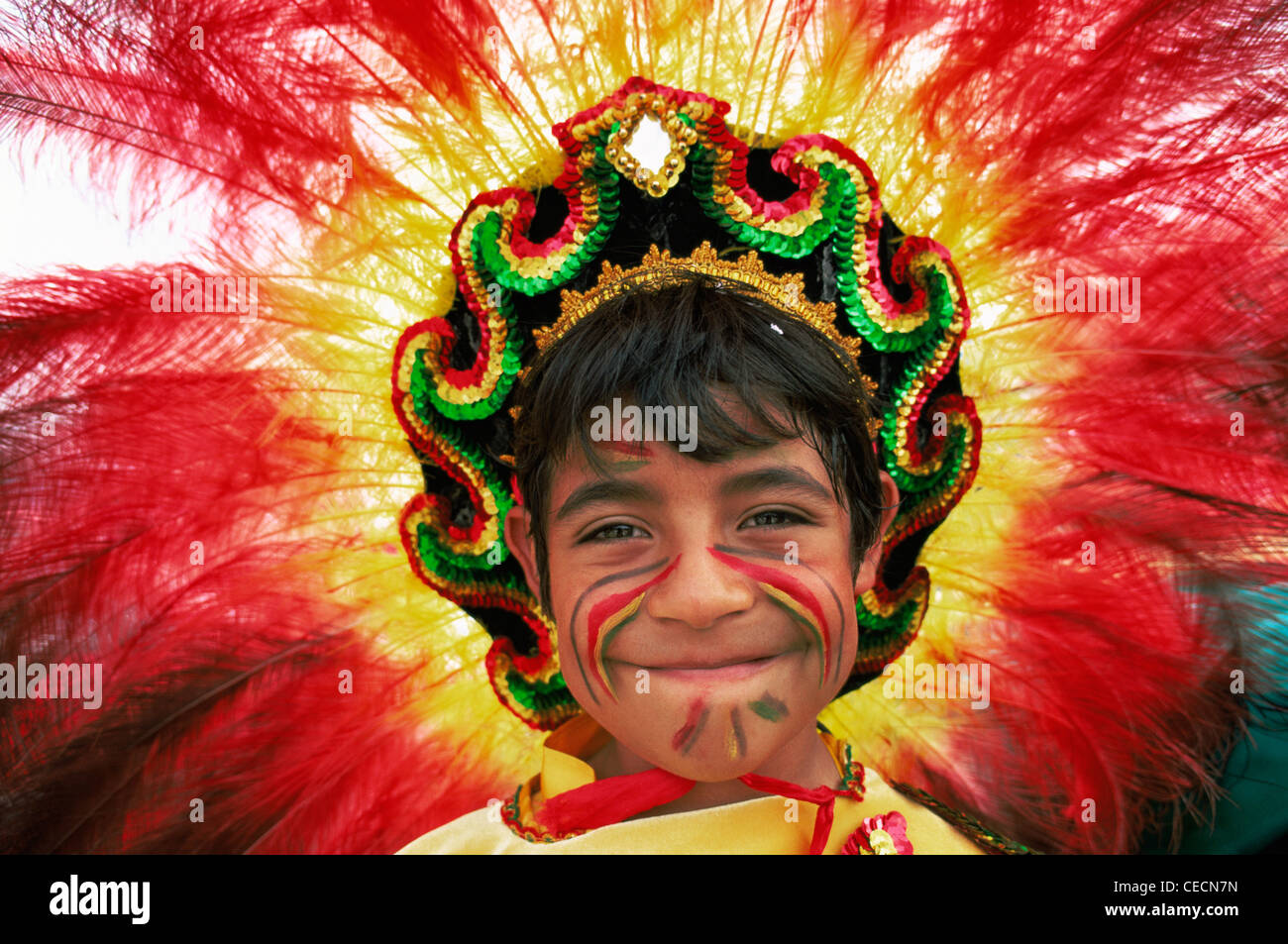 England, London, "Carnaval Del Pueblo" Festival, junge im bolivianischen Festival Kostüm Stockfoto