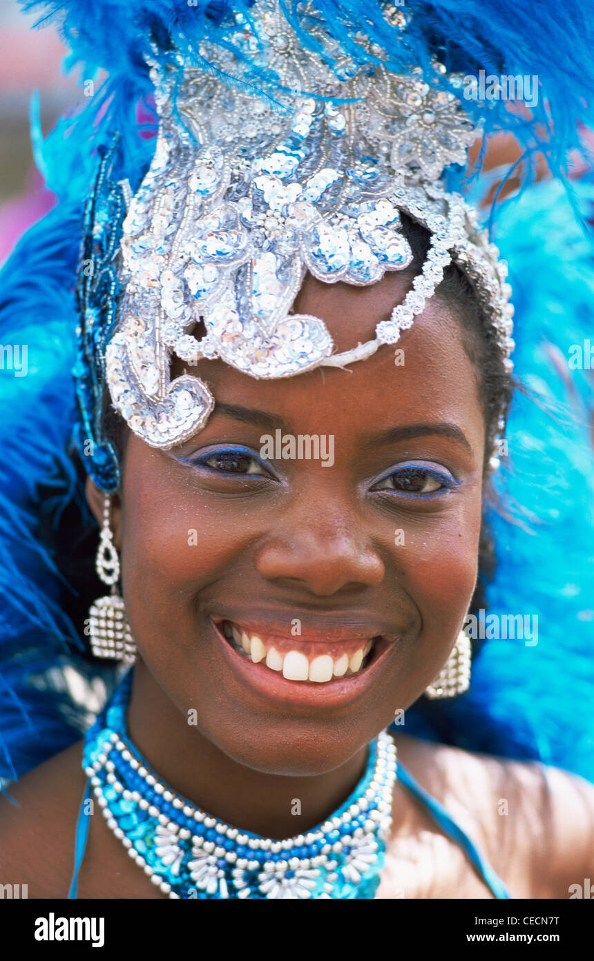 England, London, "Carnaval Del Pueblo" Festival, Portrait eines Mädchens in brasilianischen Samba Kostüm Stockfoto