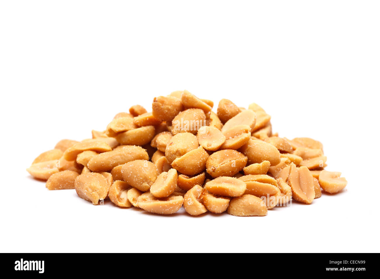 Erdnüsse auf weißem Hintergrund Stockfoto