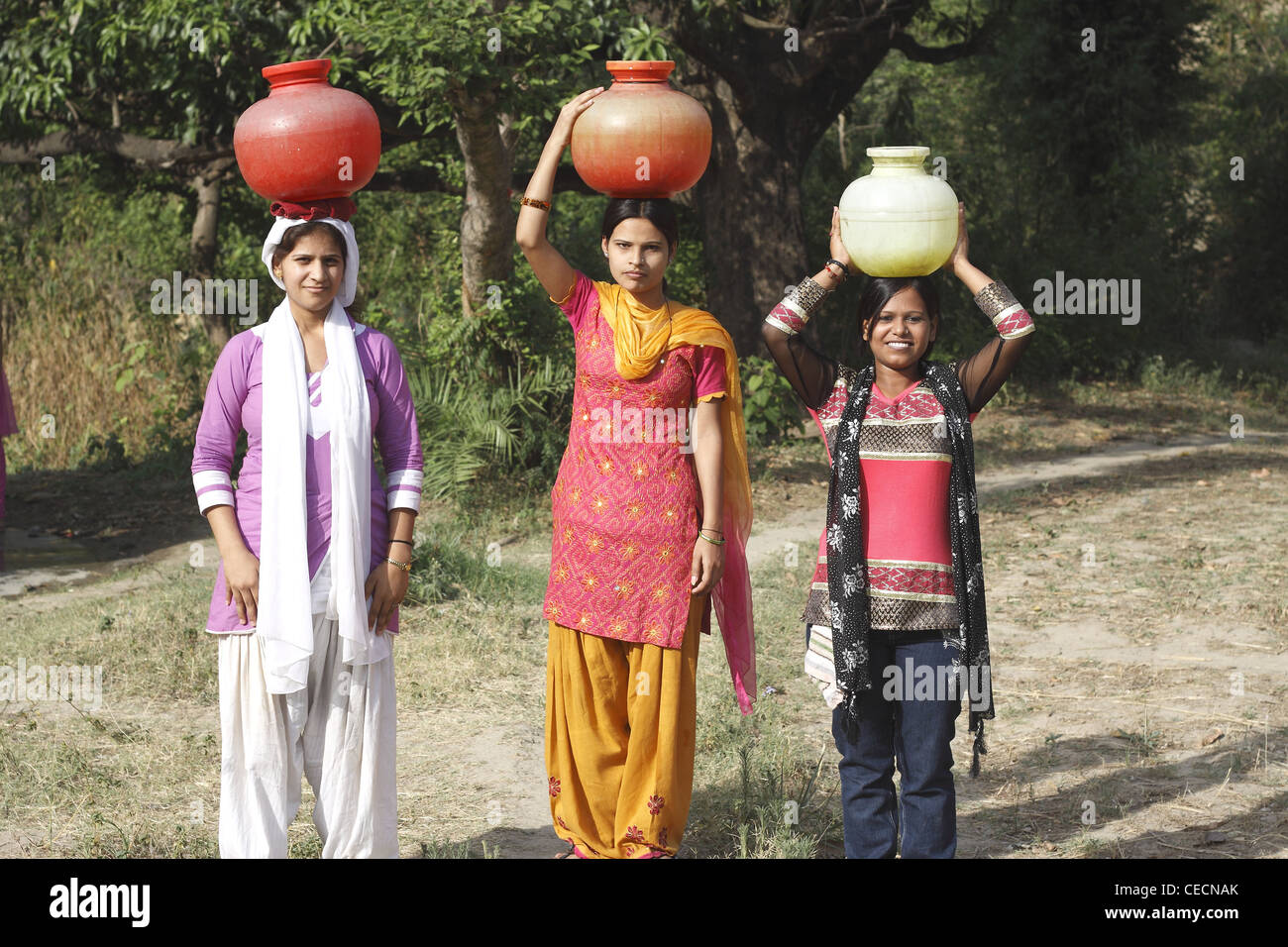Indische Frau, die Töpfe von Wasser aus Brunnen, füllen Dorfbewohner haben, um Wasser aus den natürlichen Quellen zu holen. Indien Stockfoto