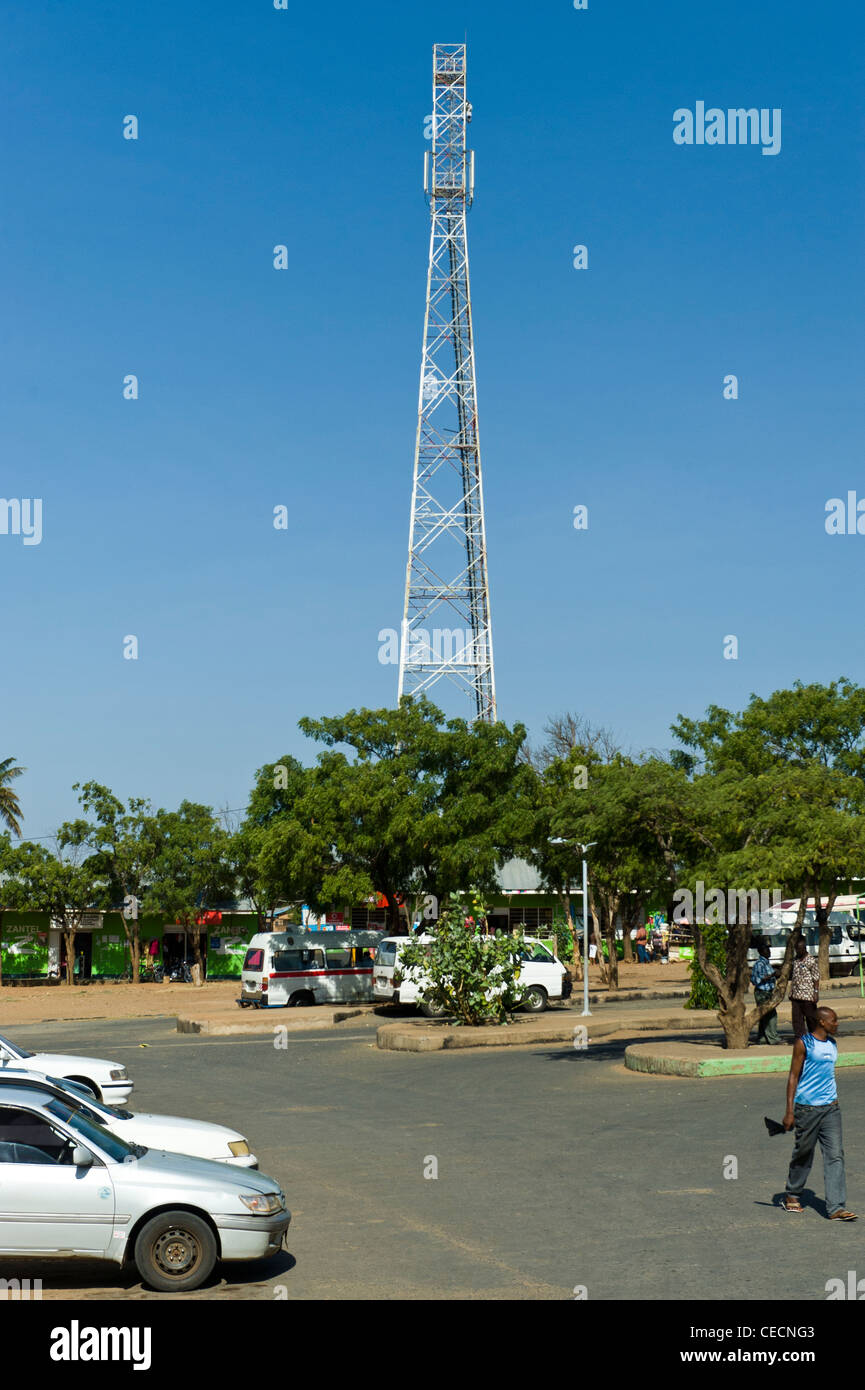 Bushaltestelle und Telekommunikation Turm in derselben Kilimanjaro Region Tansania Stockfoto