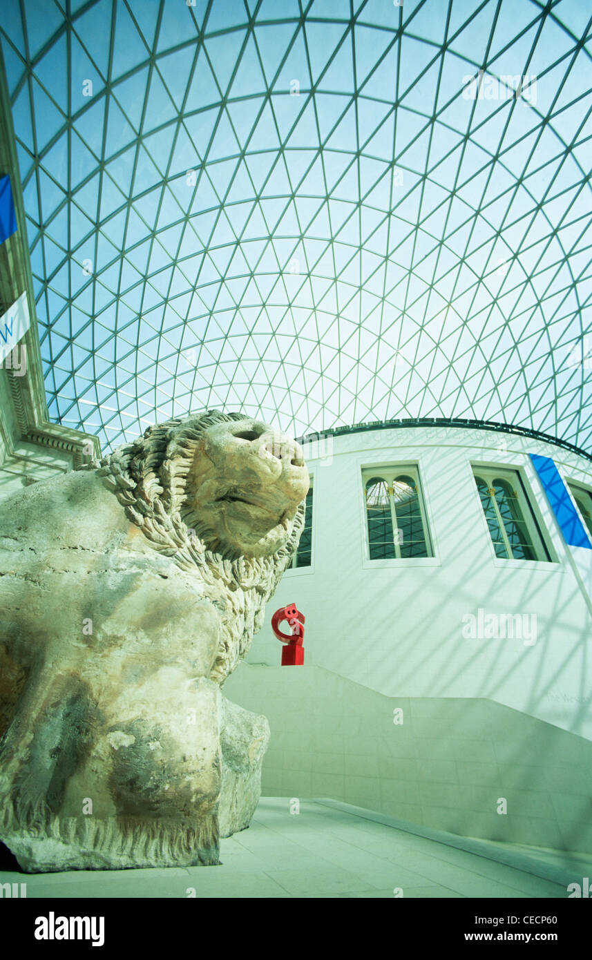 England, London, British Museum, Löwenstatue in der Great Court Stockfoto