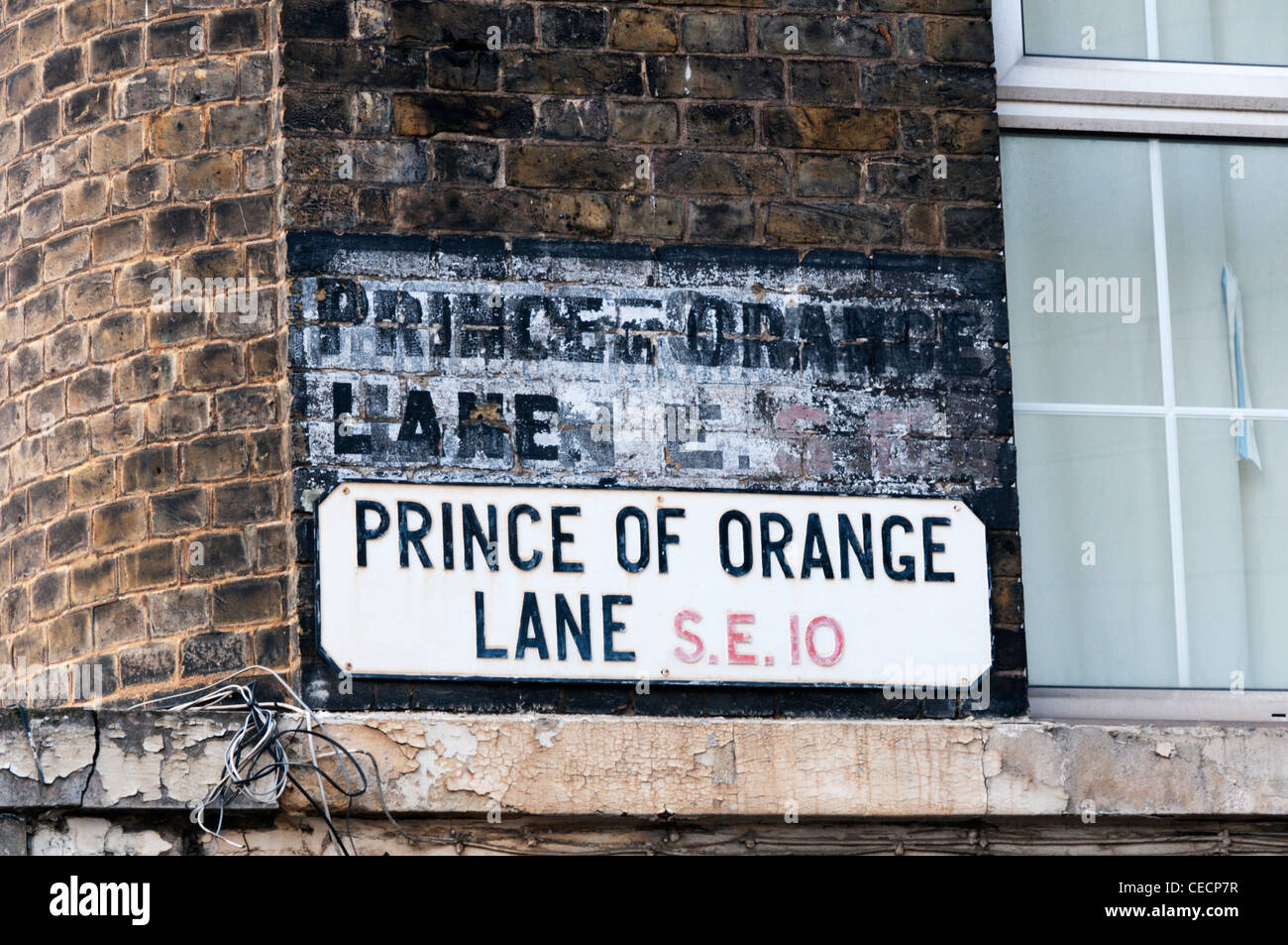 Eine alte bemalte Straße Namensschild für Prince of Orange Lane ist nun verblasst und durch eine modernere Blechschild ersetzt. Stockfoto