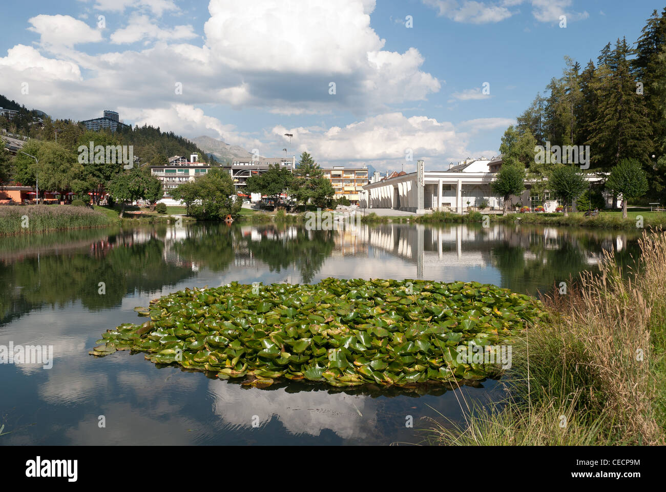Park mit See und Wolken spiegeln sich in der Schweiz Stockfoto