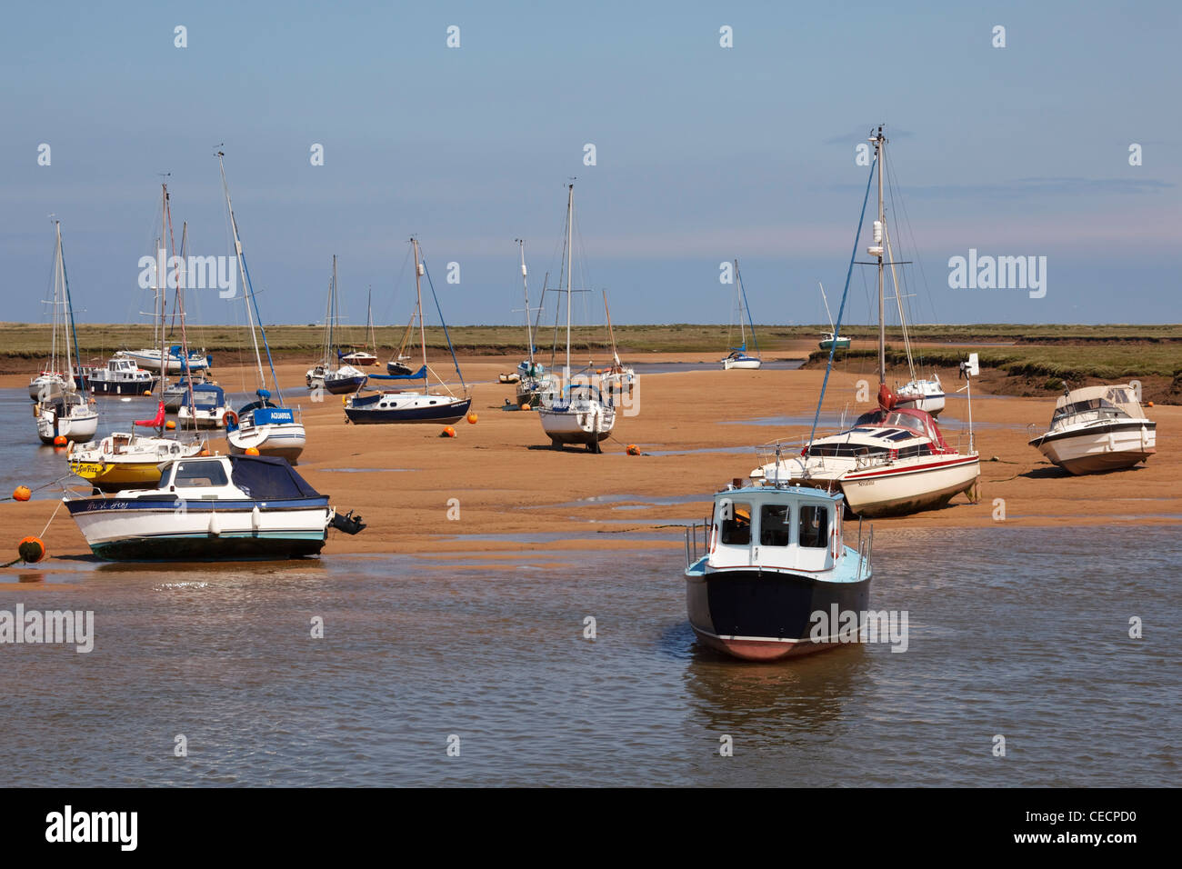 Boote auf der Sandbank am nächsten Brunnen am Meer, Norfolk, England. Stockfoto