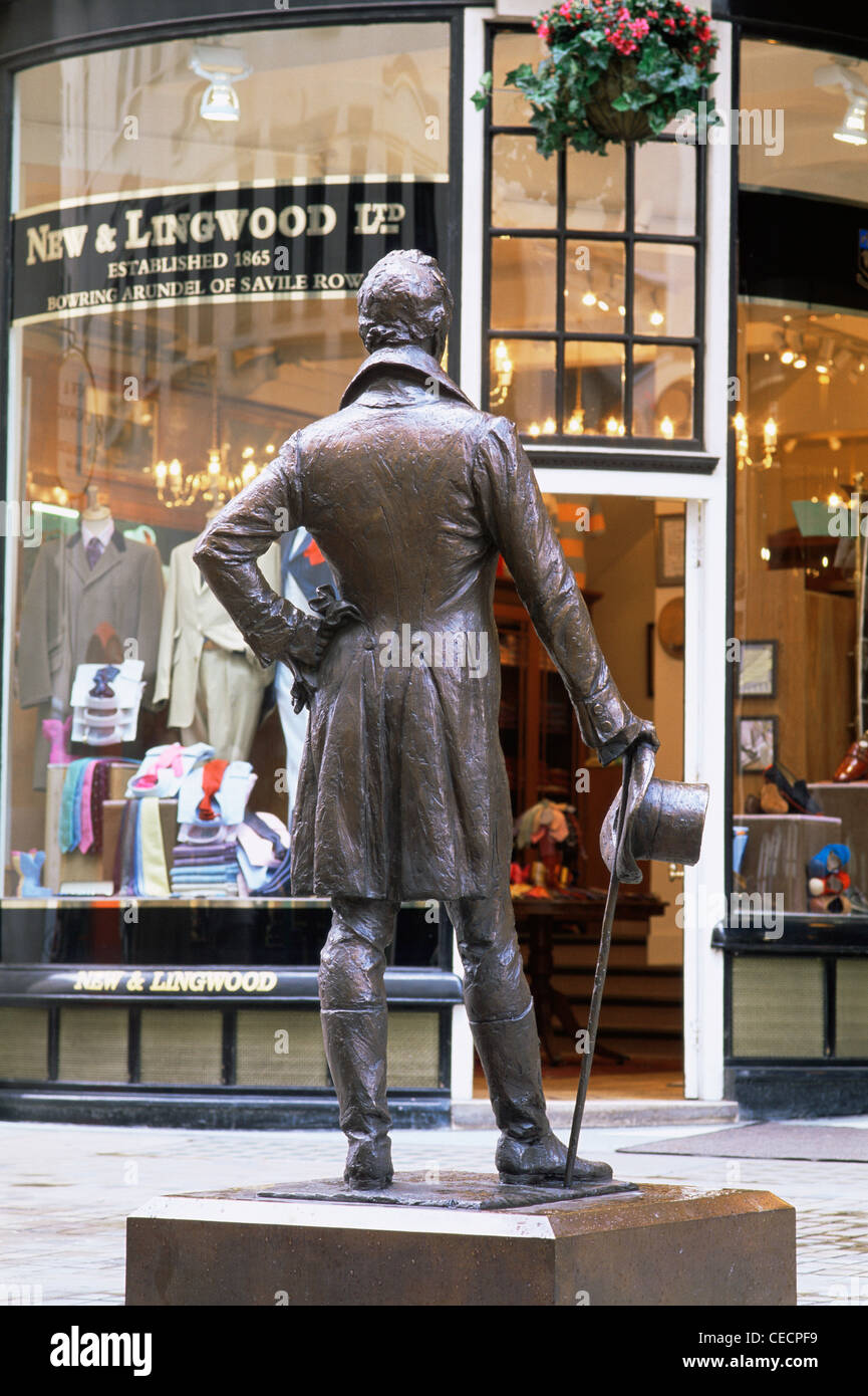 England, London, Jermyn Street, Mens Clothing Store und Statue von Beau Brummel Stockfoto