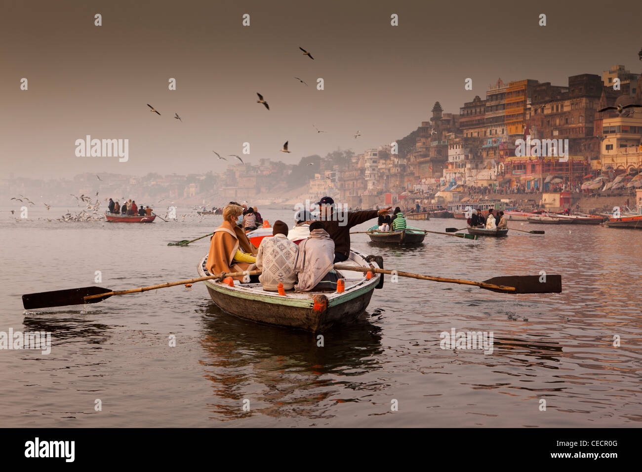 N2700 Indien, Uttar Pradesh, Varanasi, Touristen genießen Dämmerung Ruderboot-Tour am Fluss Ganges Stockfoto