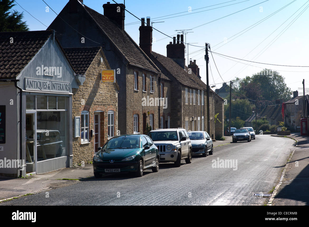 Ruhigen englischen Dorfstraße durch Kington St Michael UK Stockfoto