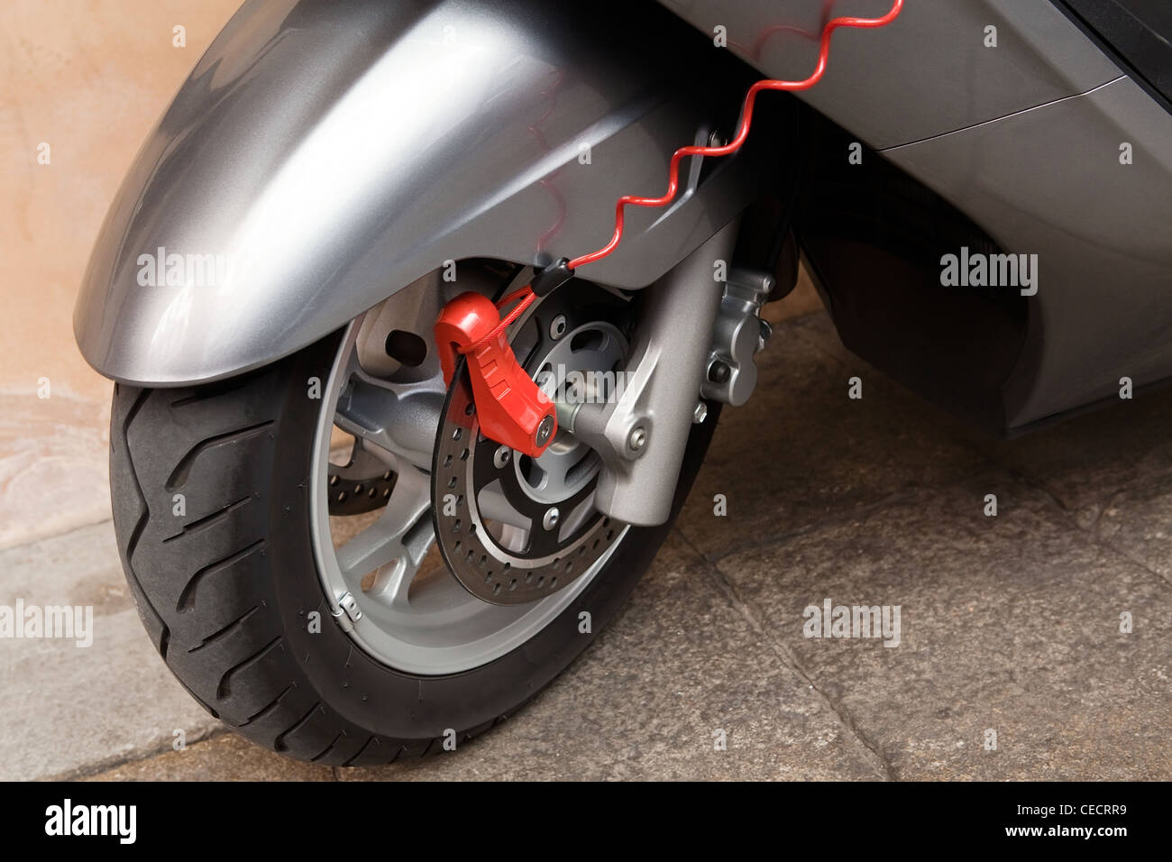 Roten modernen Sicherheitsschloss auf geparkten Motorrad Rad Stockfoto