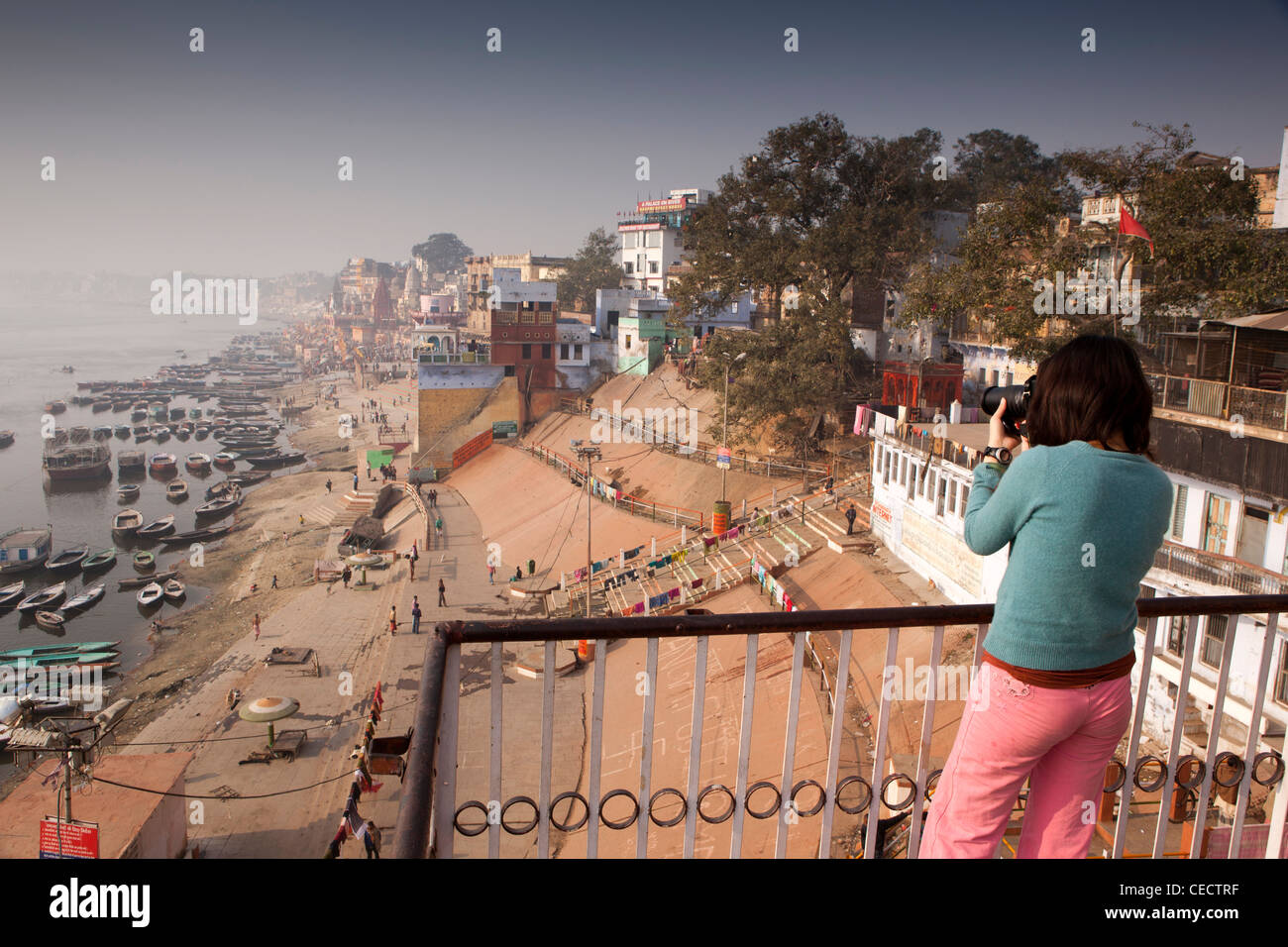 Indien, Uttar Pradesh, Varanasi, touristische Andenken fotografieren Morgenstimmung am Fluss Ganges Ghats von erhöhten Plattform Stockfoto