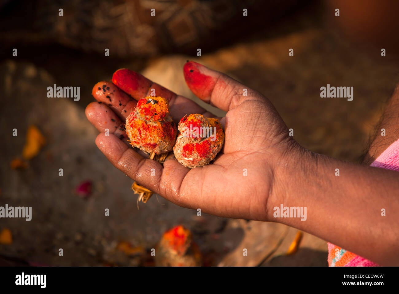 Indien, Uttar Pradesh, Varanasi, Hände der brahmanischen Priester Dirigieren am frühen Morgen Puja am Fluss Ganges ghats Stockfoto