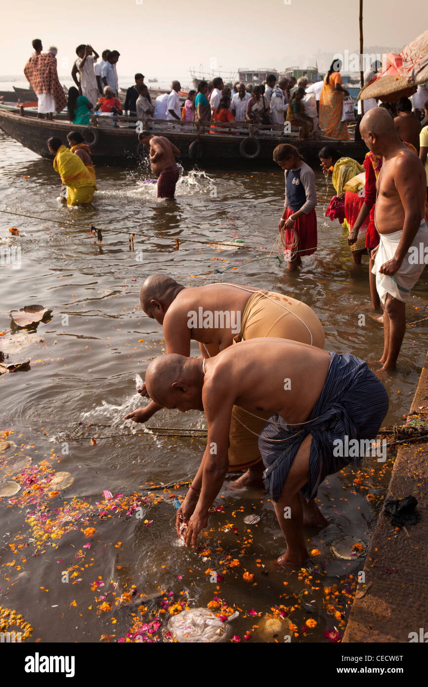 Indien, Uttar Pradesh, Varanasi, Prayag Ghat Brahmanen Priester Dirigieren am frühen Morgen Puja im Fluss Ganges Stockfoto