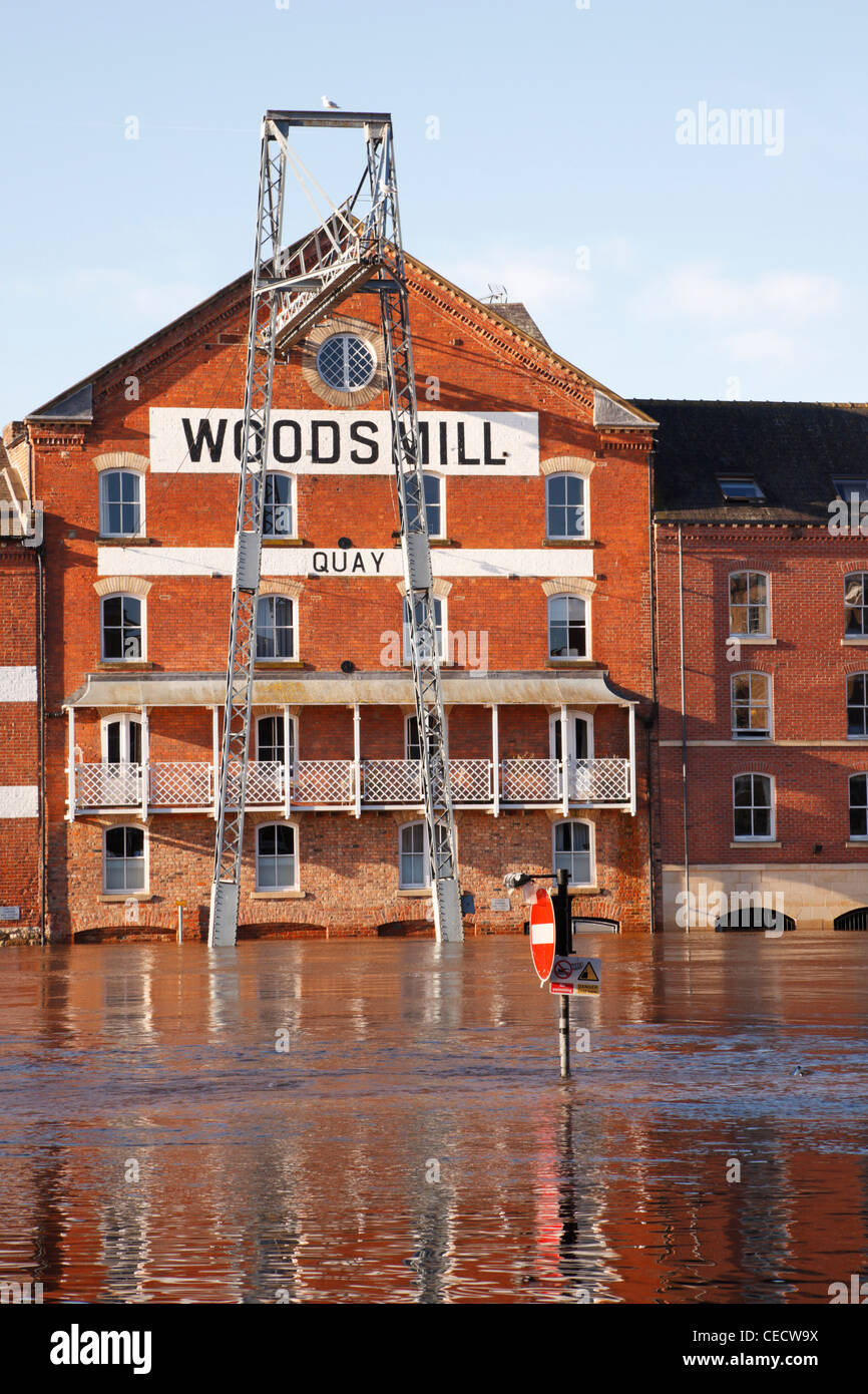 mit Blick auf den Flodded Fluss Ouse in York, in Richtung Woodsmill Quay. Yorkshire, England, Vereinigtes Königreich Stockfoto