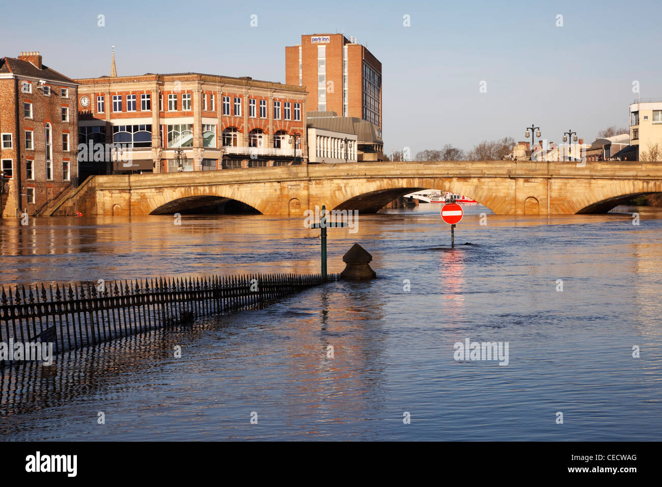 Blick auf die Ouse-Brücke über den überfluteten Fluss Ouse in York, Yorkshire, England, UK Stockfoto