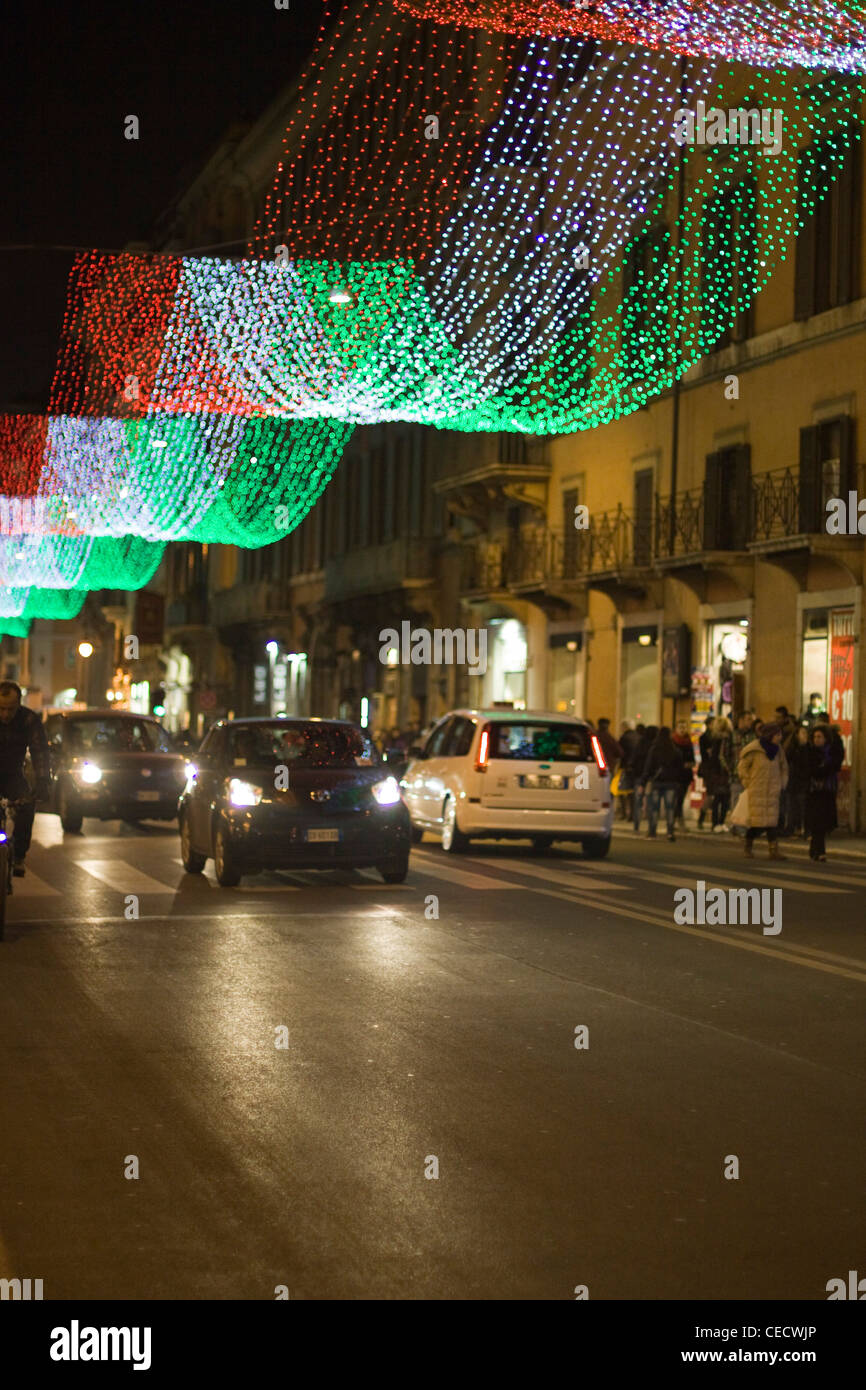 Eine Nachtzeit Blick auf die Straßen von Rom Italien Straßen lite oben mit den Farben der italienischen Flagge Stockfoto