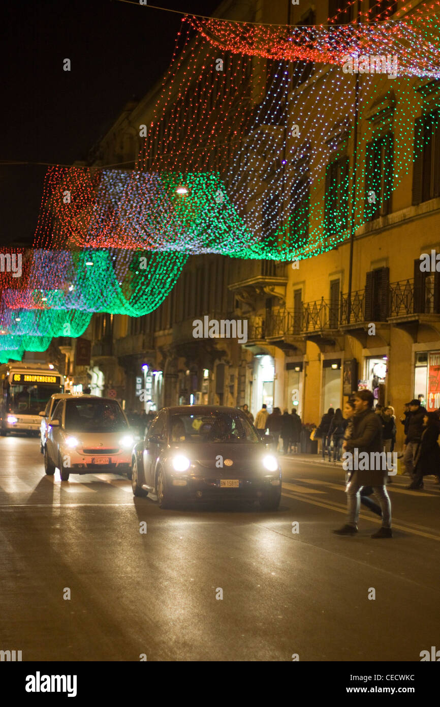 Eine Nachtzeit Blick auf die Straßen von Rom Italien Straßen lite oben mit den Farben der italienischen Flagge Stockfoto