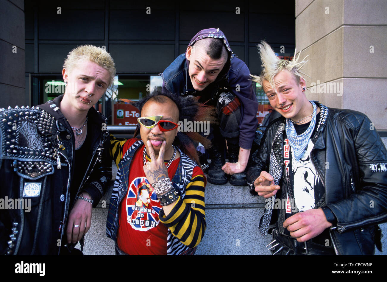 England London Punks Posiert Auf Westminster Bridge Stockfotografie Alamy
