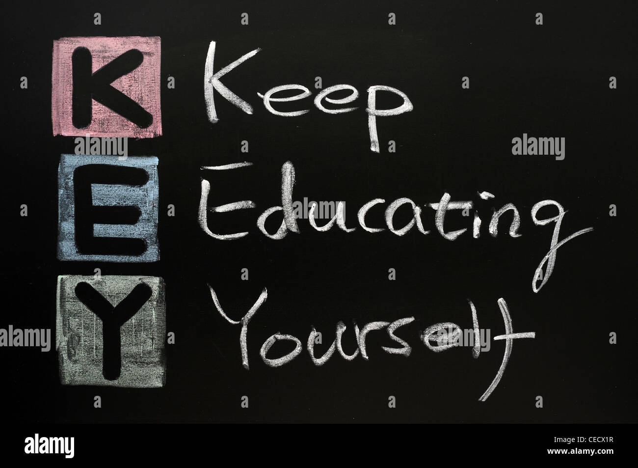 Bildung weißer Schulkenntnisse studieren Weisheit Tafel Kreide Board Tafel lernen fleißig Idee Brief schwarzen Hintergrund Stockfoto