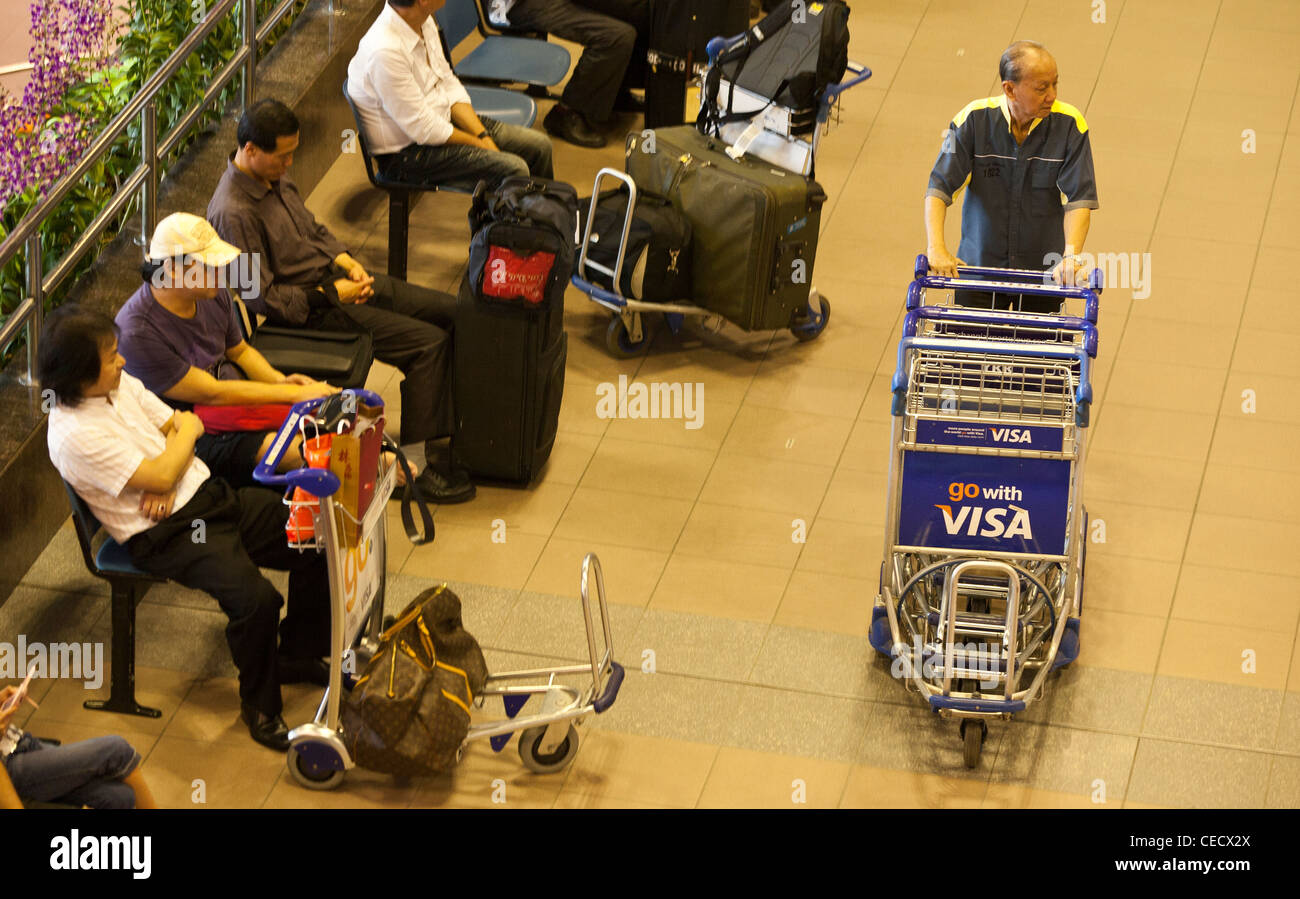 Passagiere warten zum Check-in am Flughafen Changi in Singapur Stockfoto