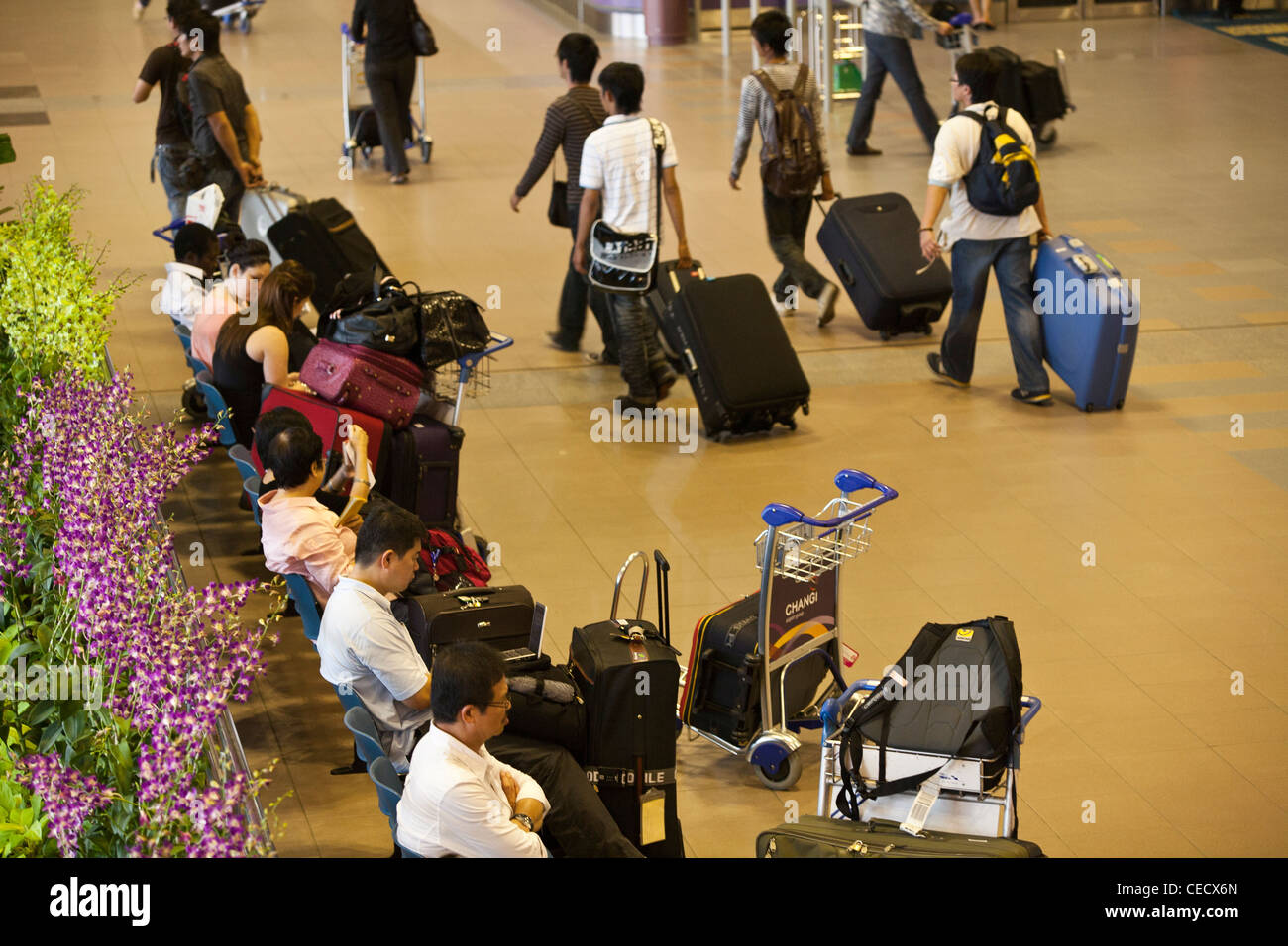 Passagiere Fuß durch die Abflughalle am Flughafen Changi in Singapur Stockfoto