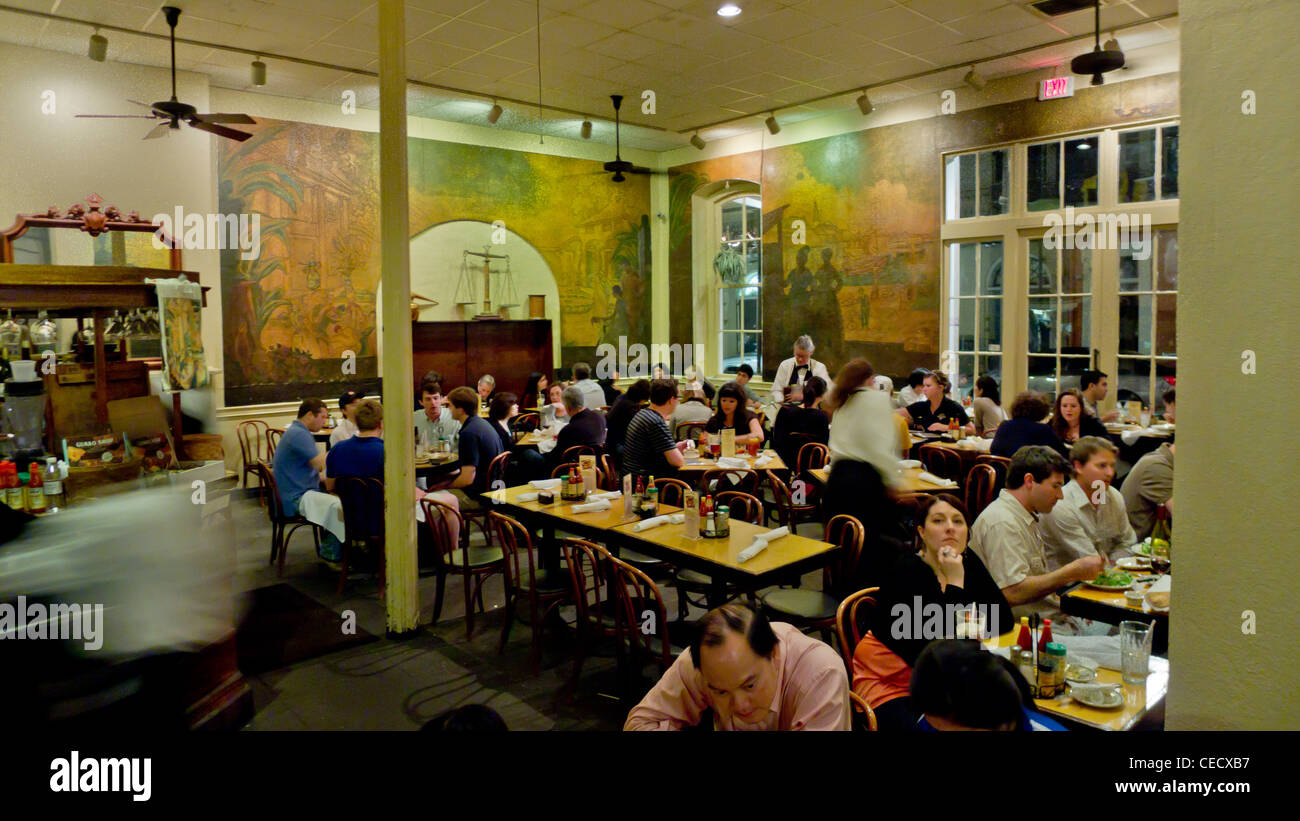 Interieur aus ein beliebtes Restaurant in New Orleans French Quarter Stockfoto