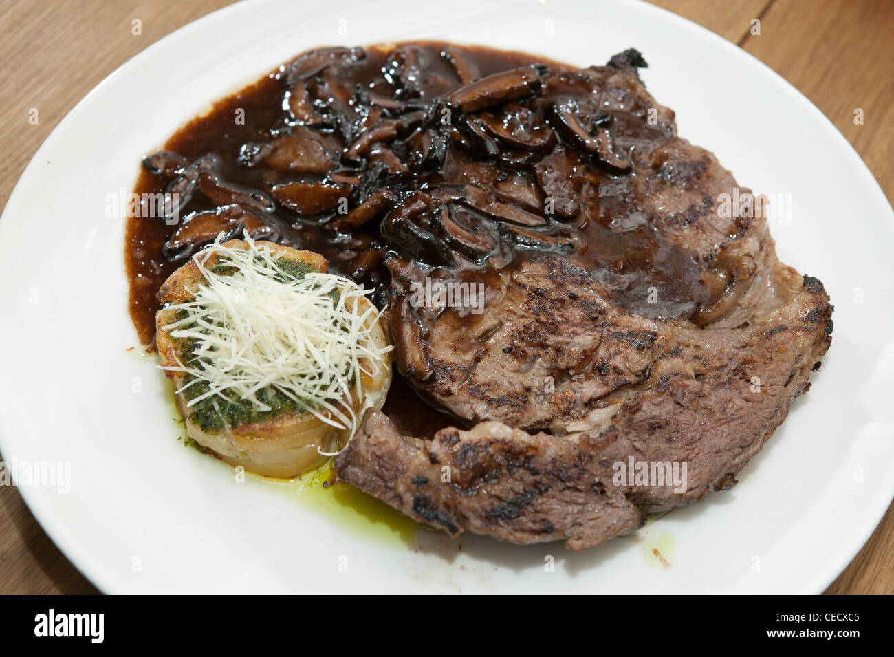 Steak und vorbereiteten Kartoffel. Niemand. Studio gedreht. Stockfoto