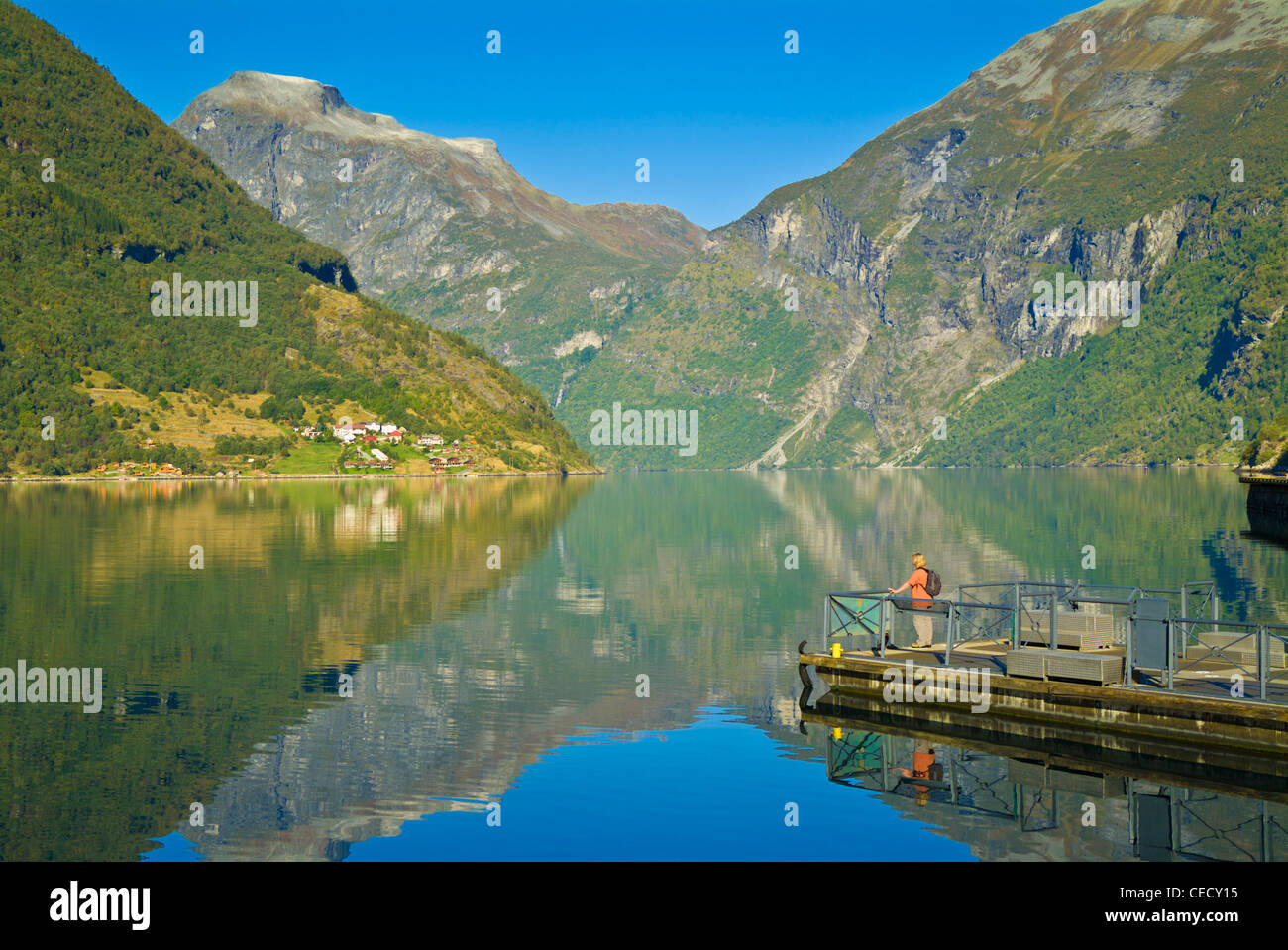 Weibliche Touristen Wanderer beobachten Fjord am Steg Geiranger Geirangerfjord mehr Og Romsdal Norwegen EU Europa Stockfoto