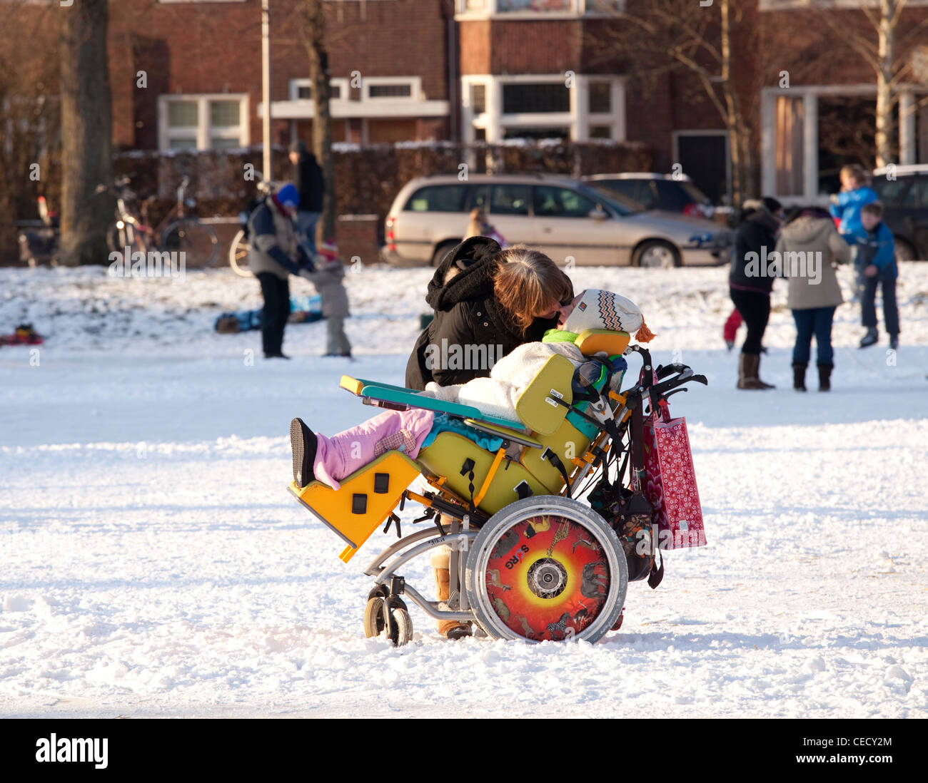 Behindertes Kind in bunten Rollstuhl Stockfoto