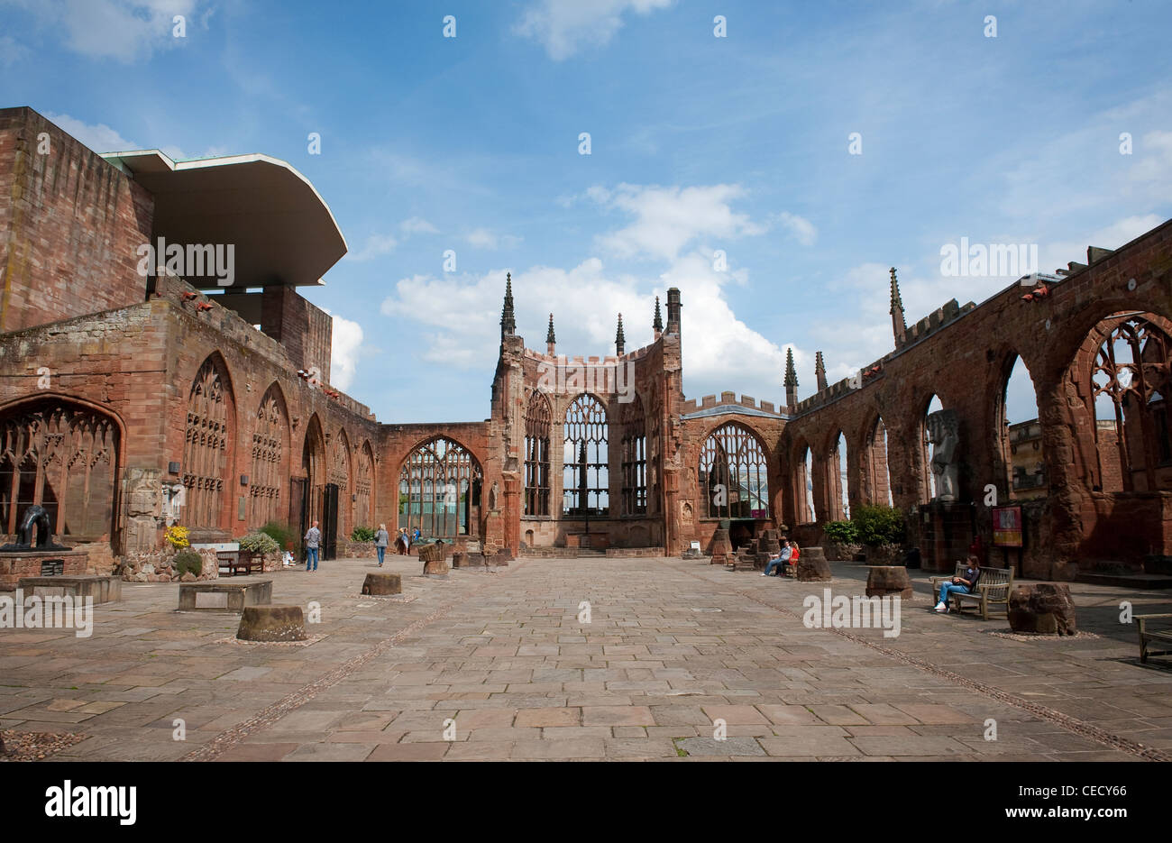 Die dachlose Ruine der ursprünglichen Coventry Kathedrale, auch bekannt als St. Michael Kathedrale, Coventry, West Midlands, England. Stockfoto