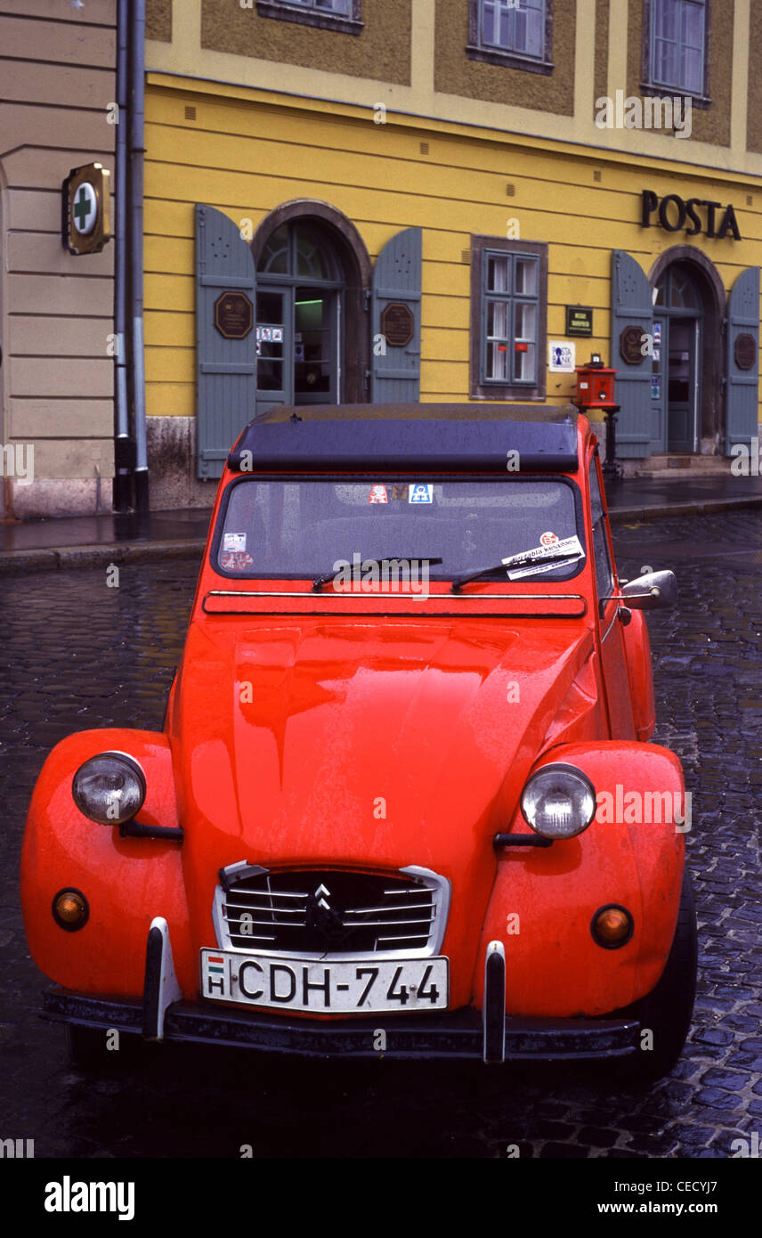 Eine alte rote Citroen Automobile im Burgviertel Buda Budapest Ungarn Stockfoto