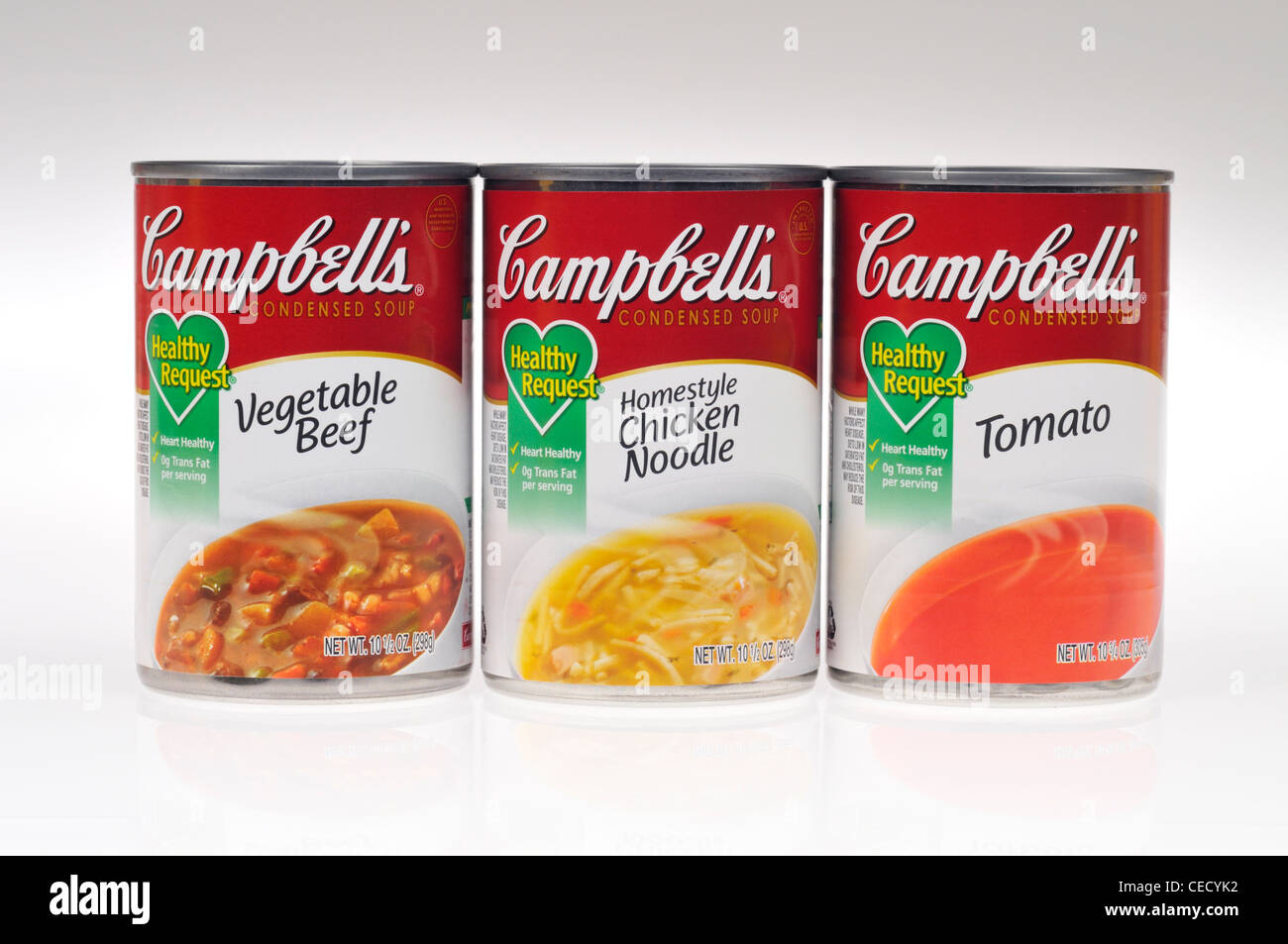Ungeöffnete Dosen Campbells gesunde Anfrage Gemüse Rindfleisch, Huhn Nudel & Tomato Suppen auf weißem Hintergrund USA isolieren. Stockfoto