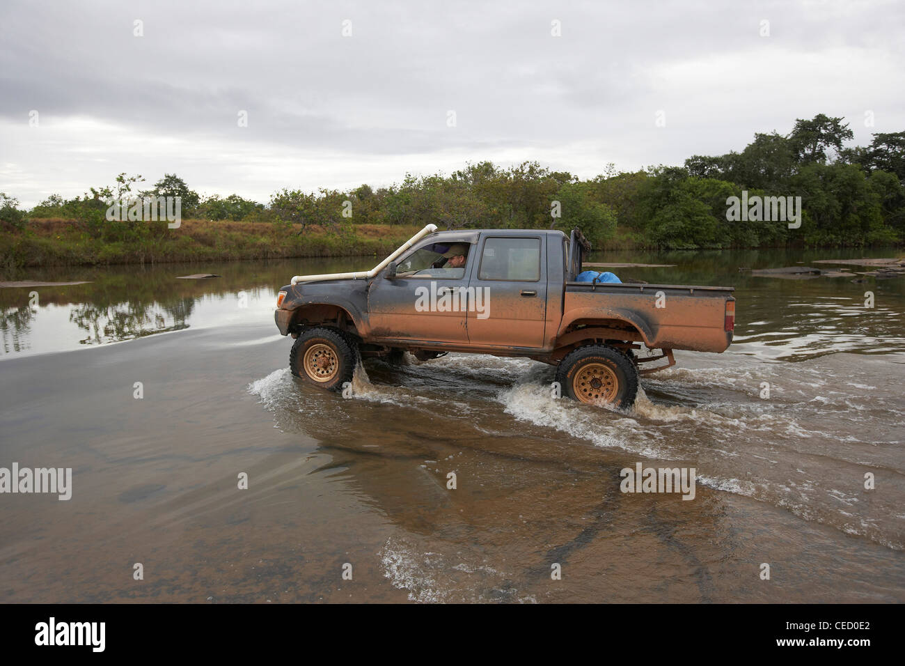4 x 4 Fahrzeug fording einen Fluss in der Fisch-Savanne, Guyana. Stockfoto