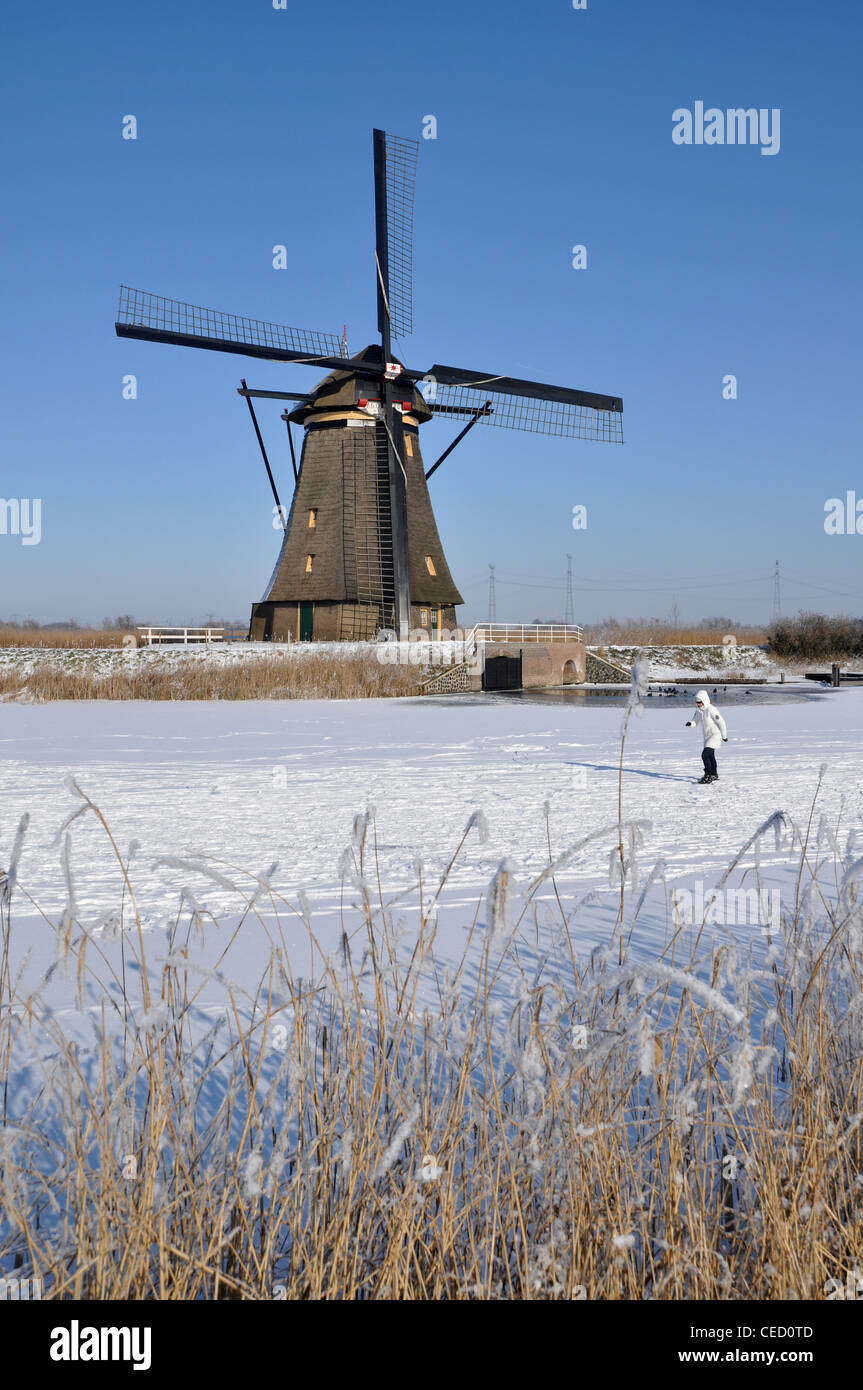 Holländische Windmühle und Eis-Skater, Kinderdijk, Holland, Niederlande, Europa Stockfoto