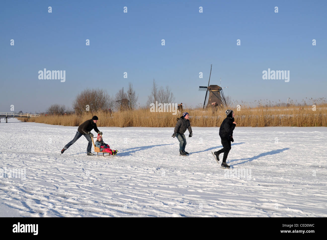 Eisläufer und Windmühlen von Kinderdijk, Niederlande, Europe Stockfoto