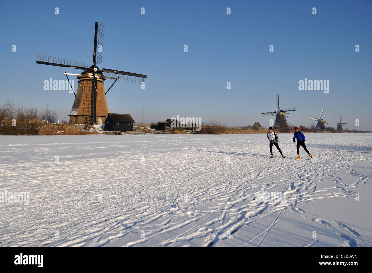 Eisläufer und Windmühlen Kinderdijk, Niederlande, Europa Stockfoto