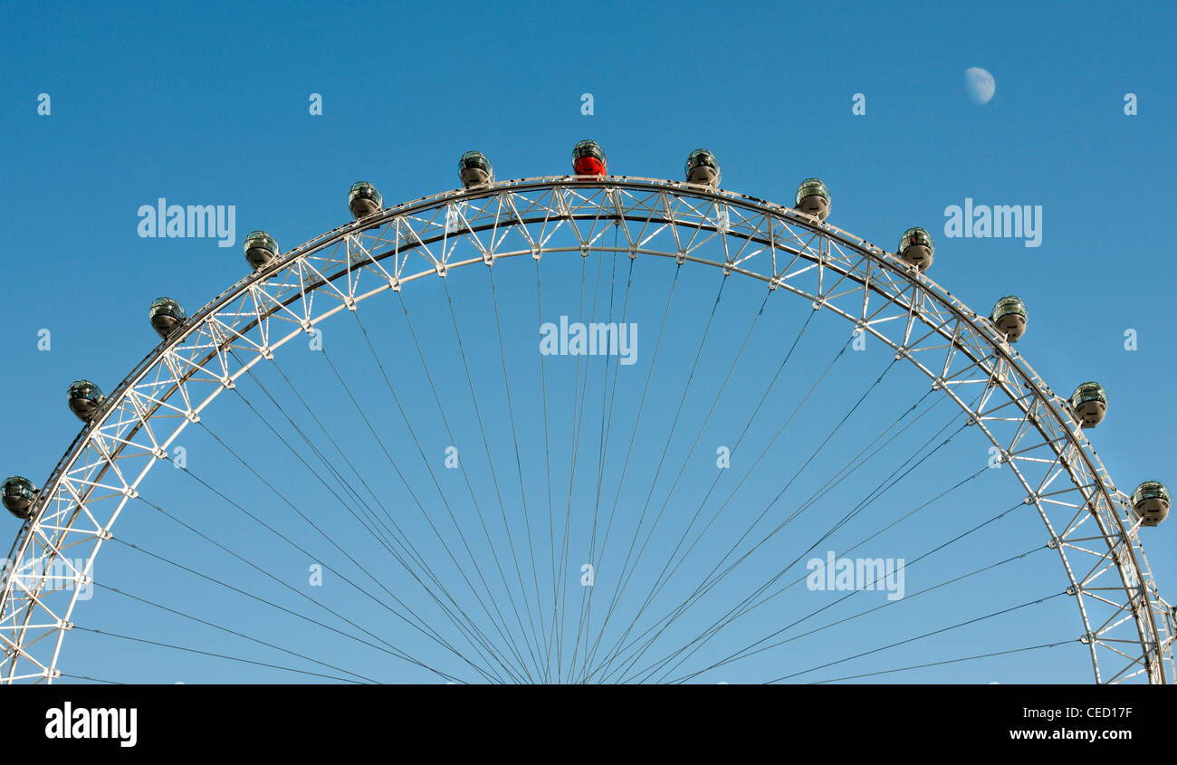 Das London Eye an einem sonnigen Tag mit einer halben Mond im Hintergrund Stockfoto