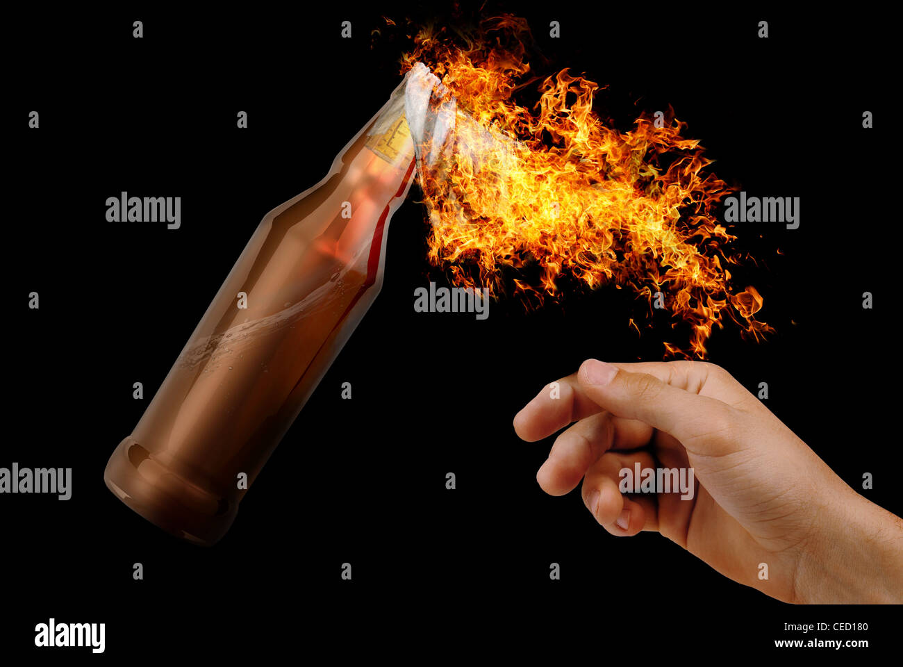 Menschliche Hand werfen Molotov-Cocktail Stockfoto
