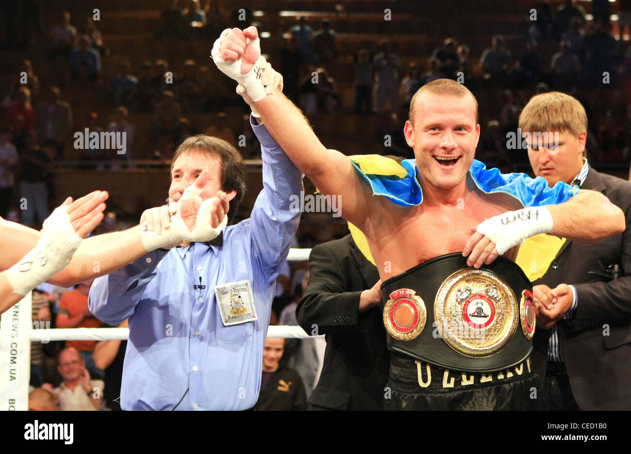 Vyacheslav Uzelkov (R) kämpft mit der in Berlin lebende slowenische Denis Simcic für den WBA-Intercontinental Champion im Halbschwergewicht Stockfoto
