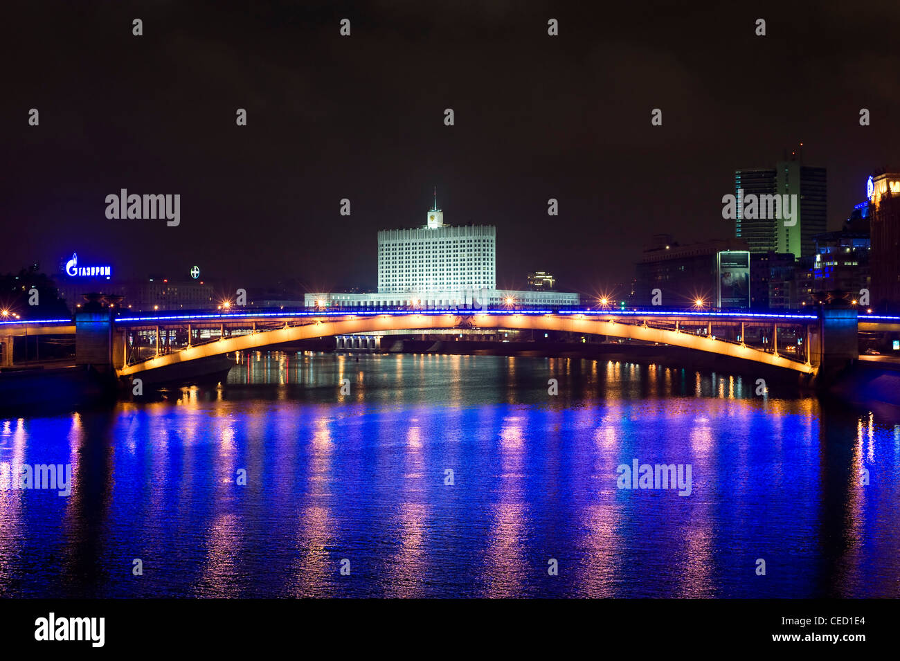 Regierungsgebäude in Moskau. Inschrift an der Fassade bedeutet "Haus der Regierung der Russischen Föderation" Stockfoto