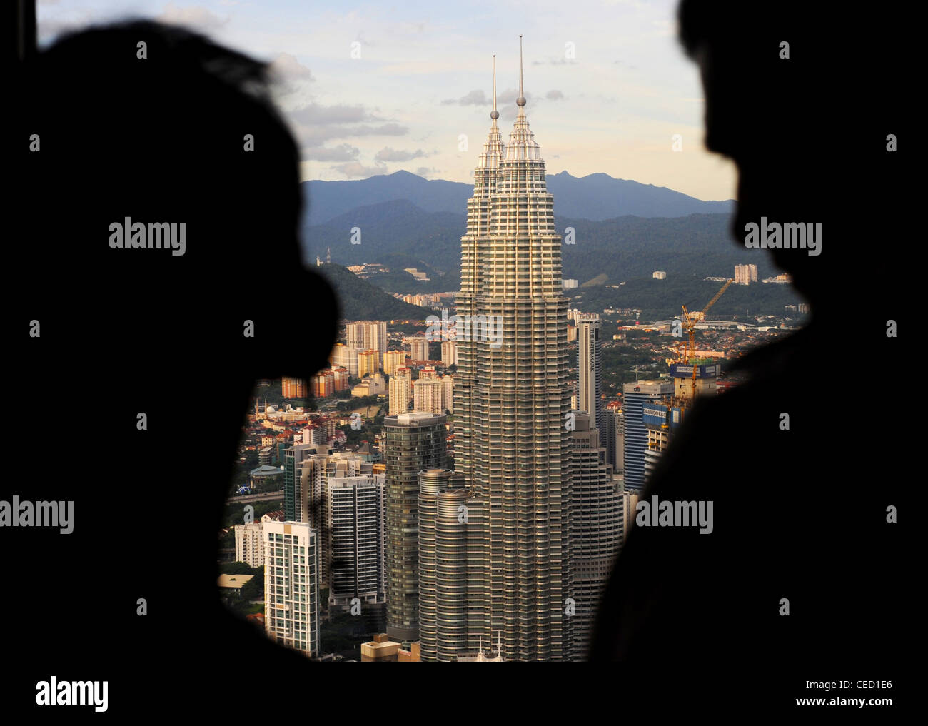 Leute, die Petronas Twin Towers aus Sicht der Kuala Lumpur Tower (Menara). Stockfoto
