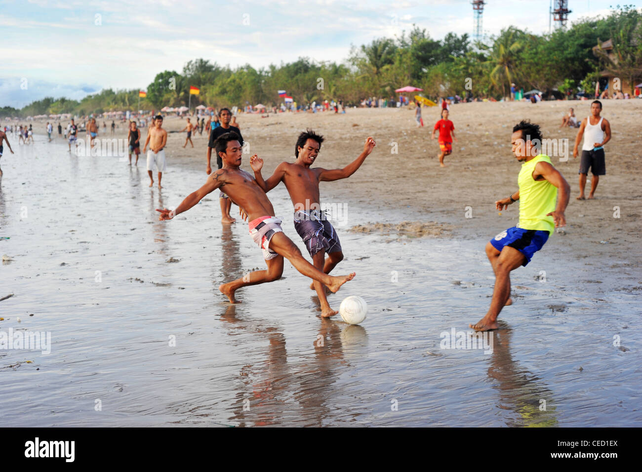 Menschen Plaing Fußball am Strand von Kuta. Sechs Kilometer lange, sichelförmige Surf-Strand von Kuta Stockfoto