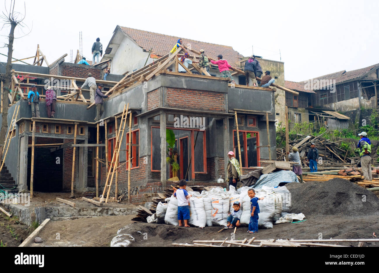 Bautätigkeit eines Gebäudes in kleinen indonesischen Dorf Stockfoto