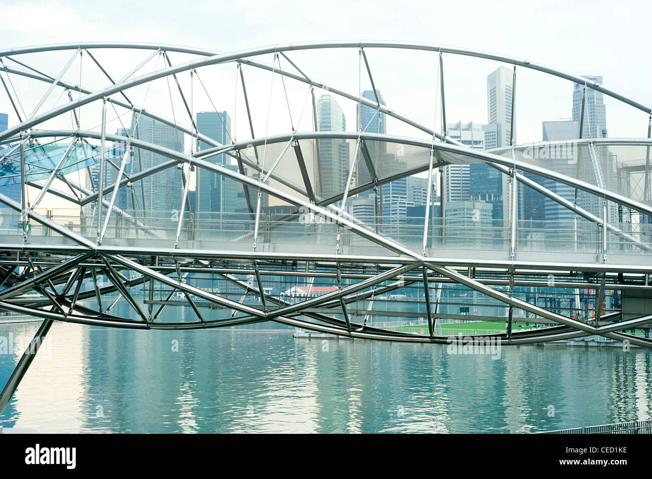 Die Helix-Brücke, früher bekannt als die Doppel-Helix-Brücke ist eine Fußgängerbrücke verbindet Marina Centre mit Marina Süd Stockfoto