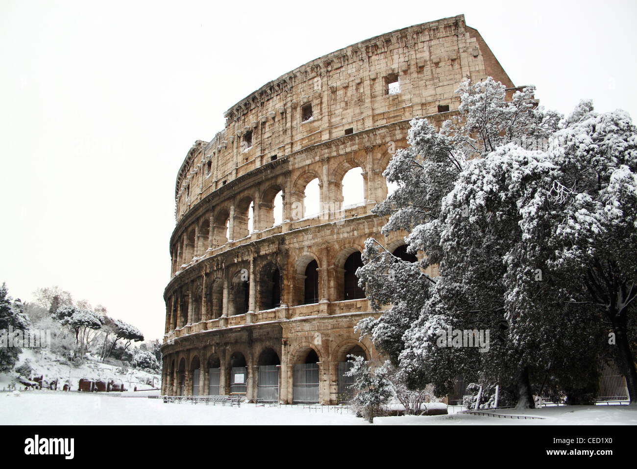 Unter dem Schnee, ein wirklich seltenes Ereignis in Rom Kolosseum Stockfoto