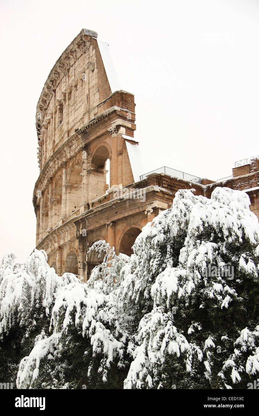 Unter dem Schnee, ein wirklich seltenes Ereignis in Rom Kolosseum Stockfoto