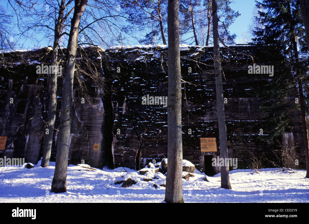 Der Schnee bedeckt Hitlers Wolfsschanze-Bunker Wolfsschanze oder Wolfsschanze, das erste Militärhauptquartier der Ostfront von Adolf Hitler im Zweiten Weltkrieg war, in der Nähe des kleinen Dorfes Gorlitz östlich der kleinen ostpreußischen Stadt Rastenburg, jetzt Ketrzyn, im heutigen Polen. Stockfoto