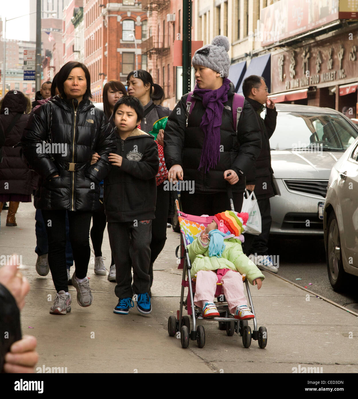 2012: Menschen in Chinatown während Chinesisches Neujahr, Jahr des Drachen, NYC. Mütter und Kinder. Stockfoto