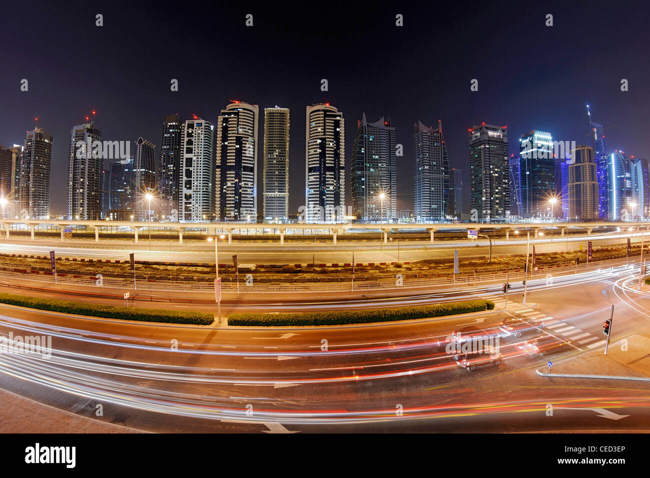 Sheikh Zayed Road von Nacht, Dubai Marina, Dubai, Vereinigte Arabische Emirate, Naher Osten Stockfoto