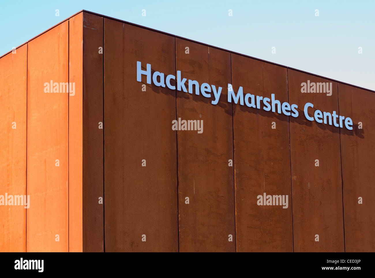 Ecke des Gebäudes zeigt das Zeichen für Hackney Sümpfe Centre, einem berühmten Ort viele Fußballplätze, London. Stockfoto